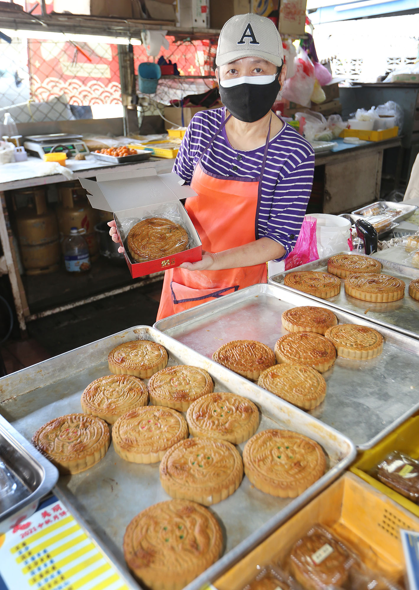 霹：封面主文／迎接中秋节最后冲刺  巴刹月饼销量亮眼