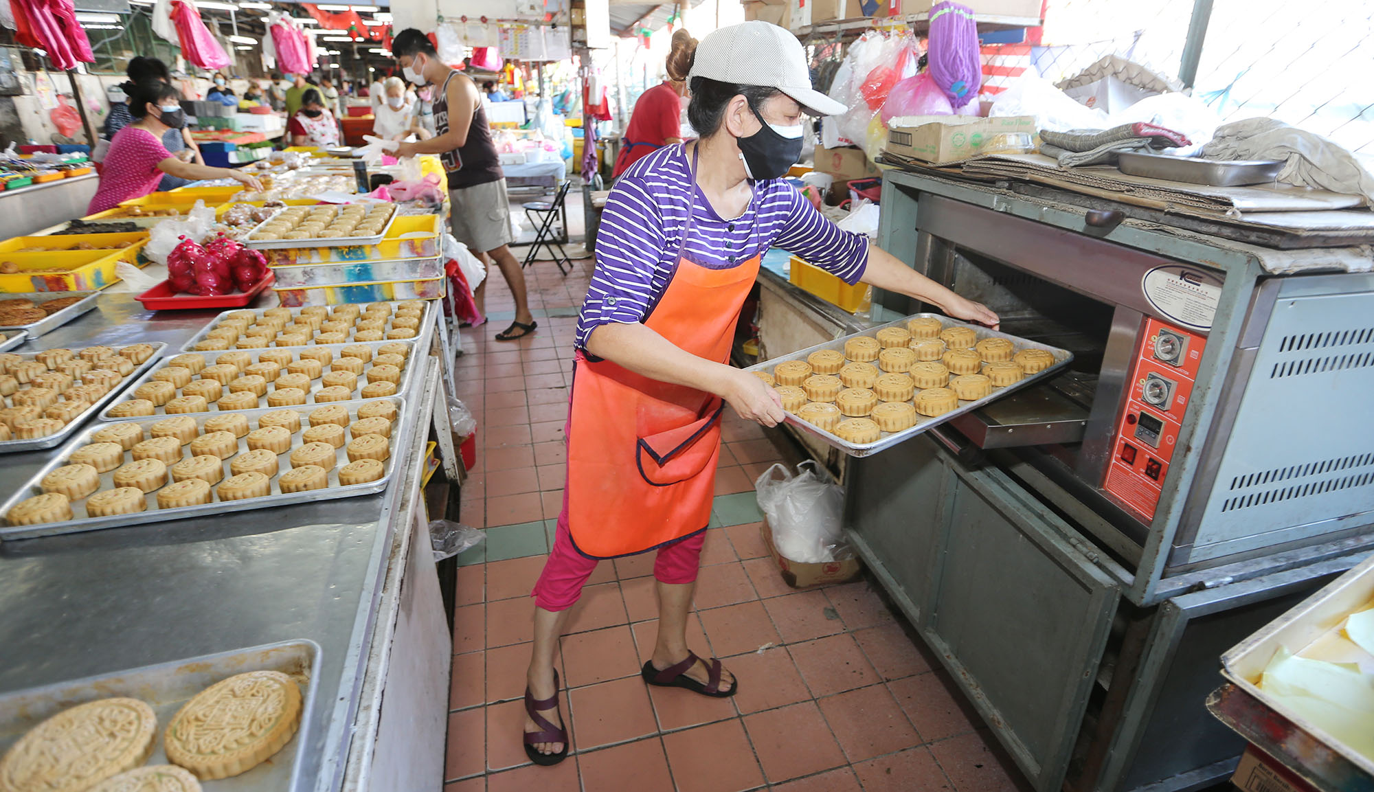 霹：封面主文／迎接中秋节最后冲刺  巴刹月饼销量亮眼