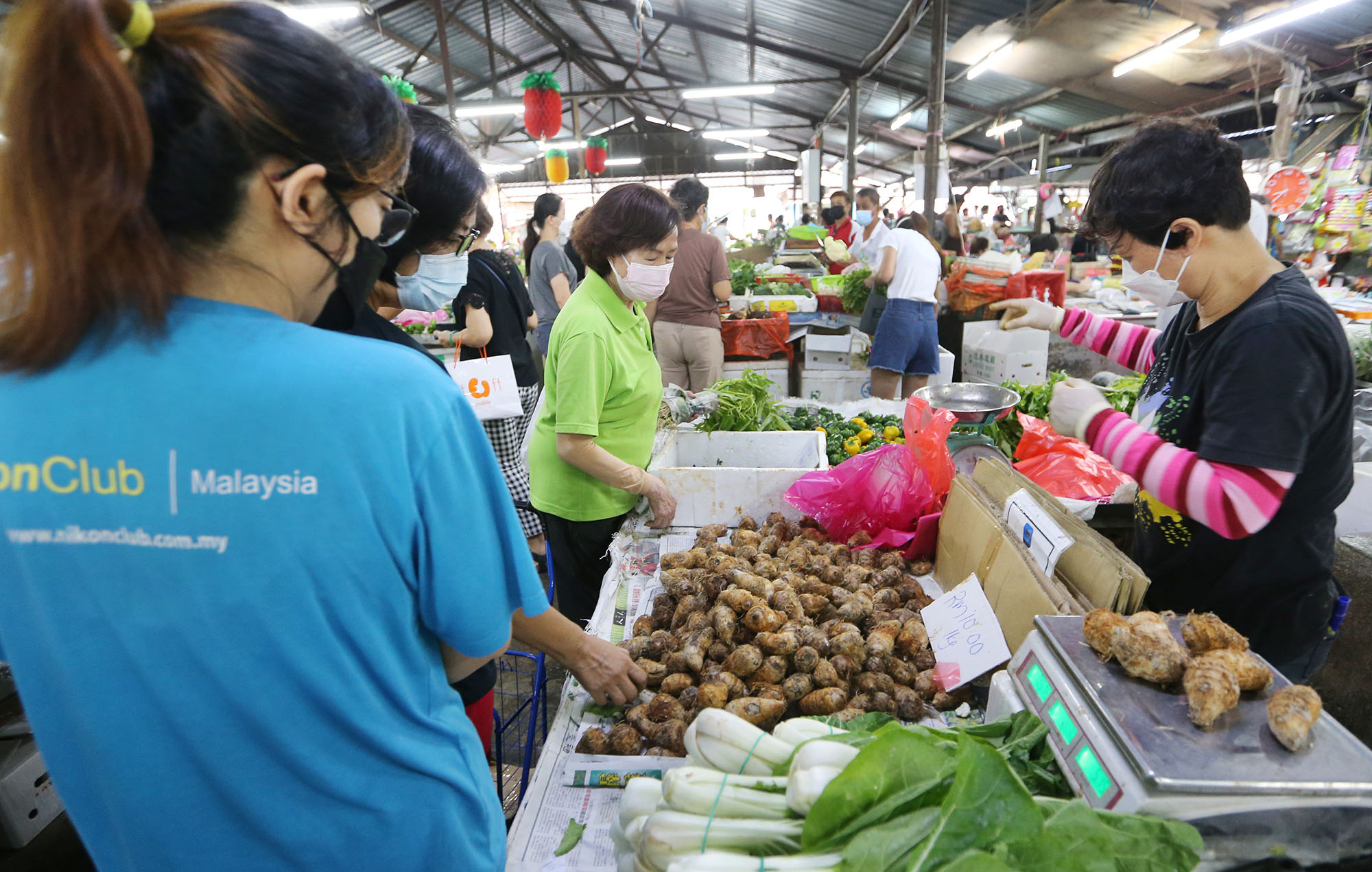霹：封面主文／迎接中秋节最后冲刺  巴刹月饼销量亮眼