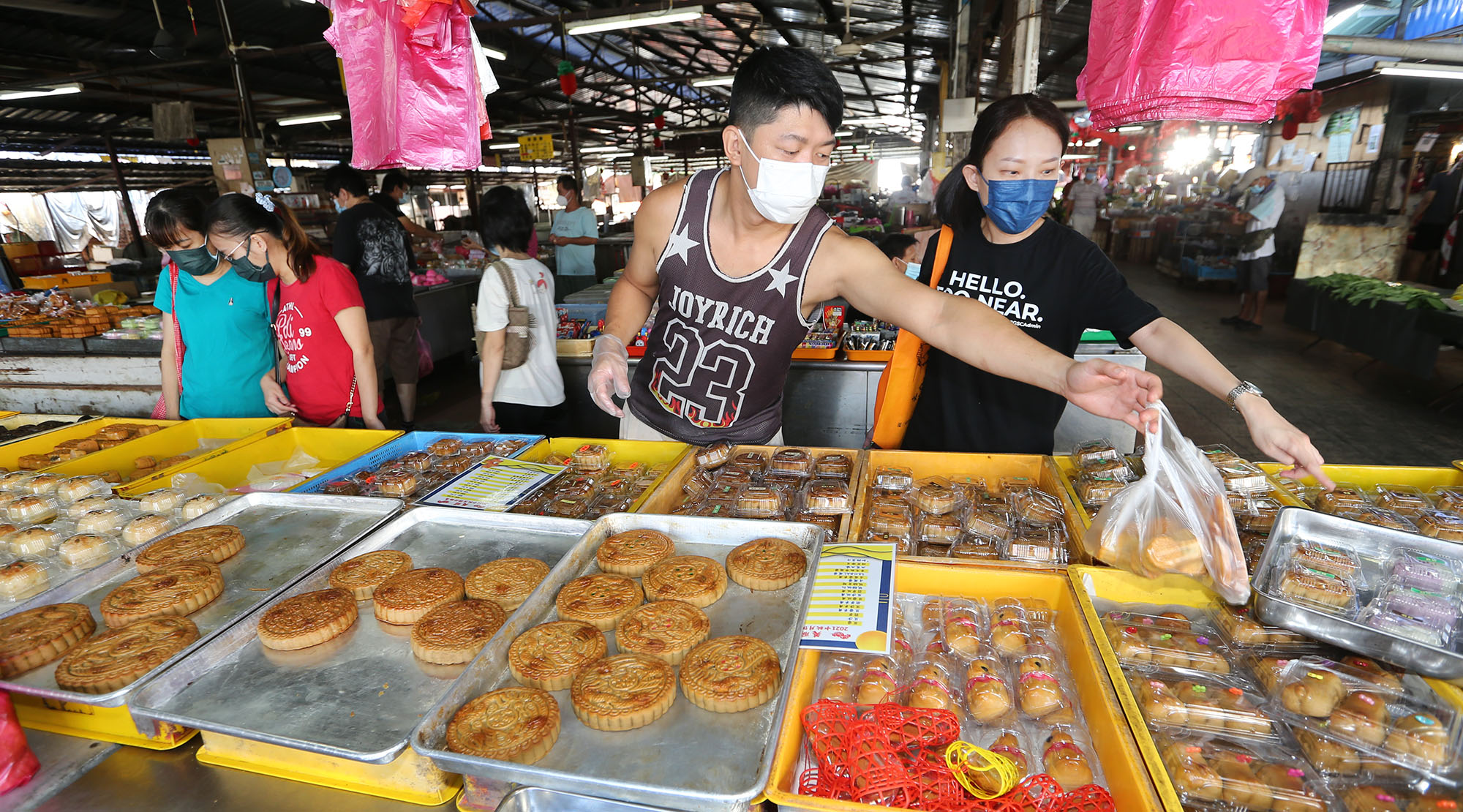 霹：封面主文／迎接中秋节最后冲刺  巴刹月饼销量亮眼