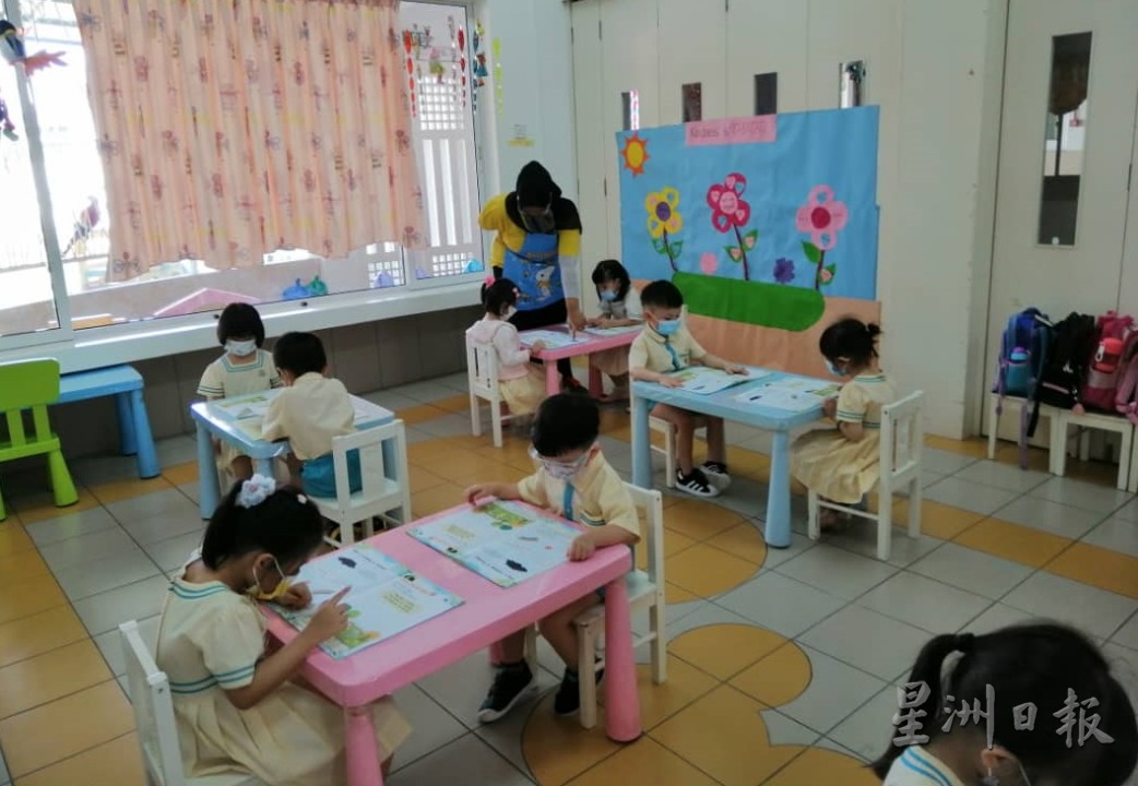 霹:换此做第二版头/幼儿园今重开部分出席率不踊跃 部分10月才恢复上实体课