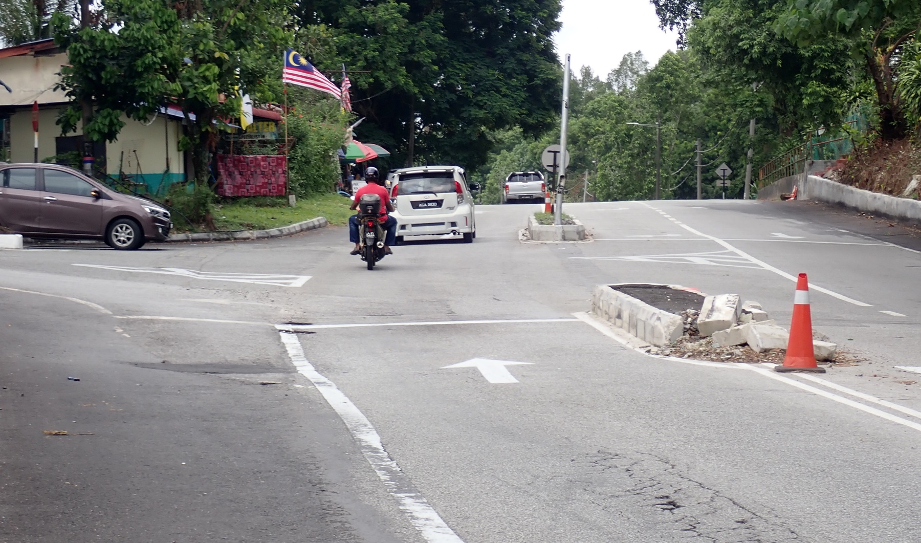 霹:旧甘文丁路三岔路口交通灯遭撞毁须速修