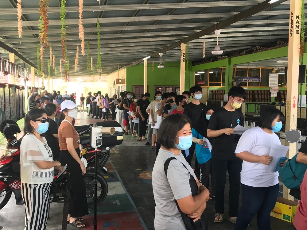 霹：版三内／江沙县中四及中五（16及17岁)学生疫苗接种今日如火如荼开跑