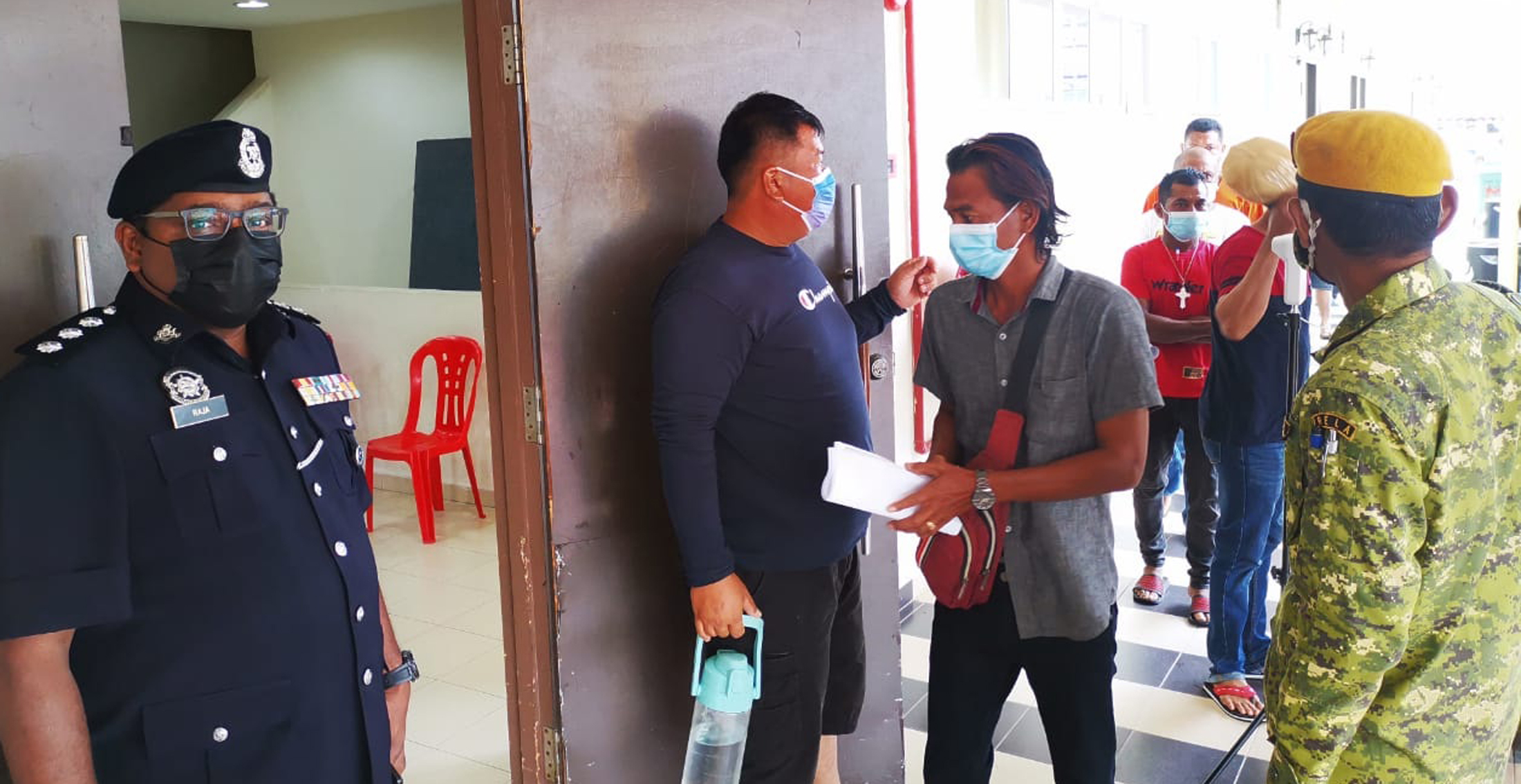 霹：版三内／老板为让外劳接种，还兼做奶爸