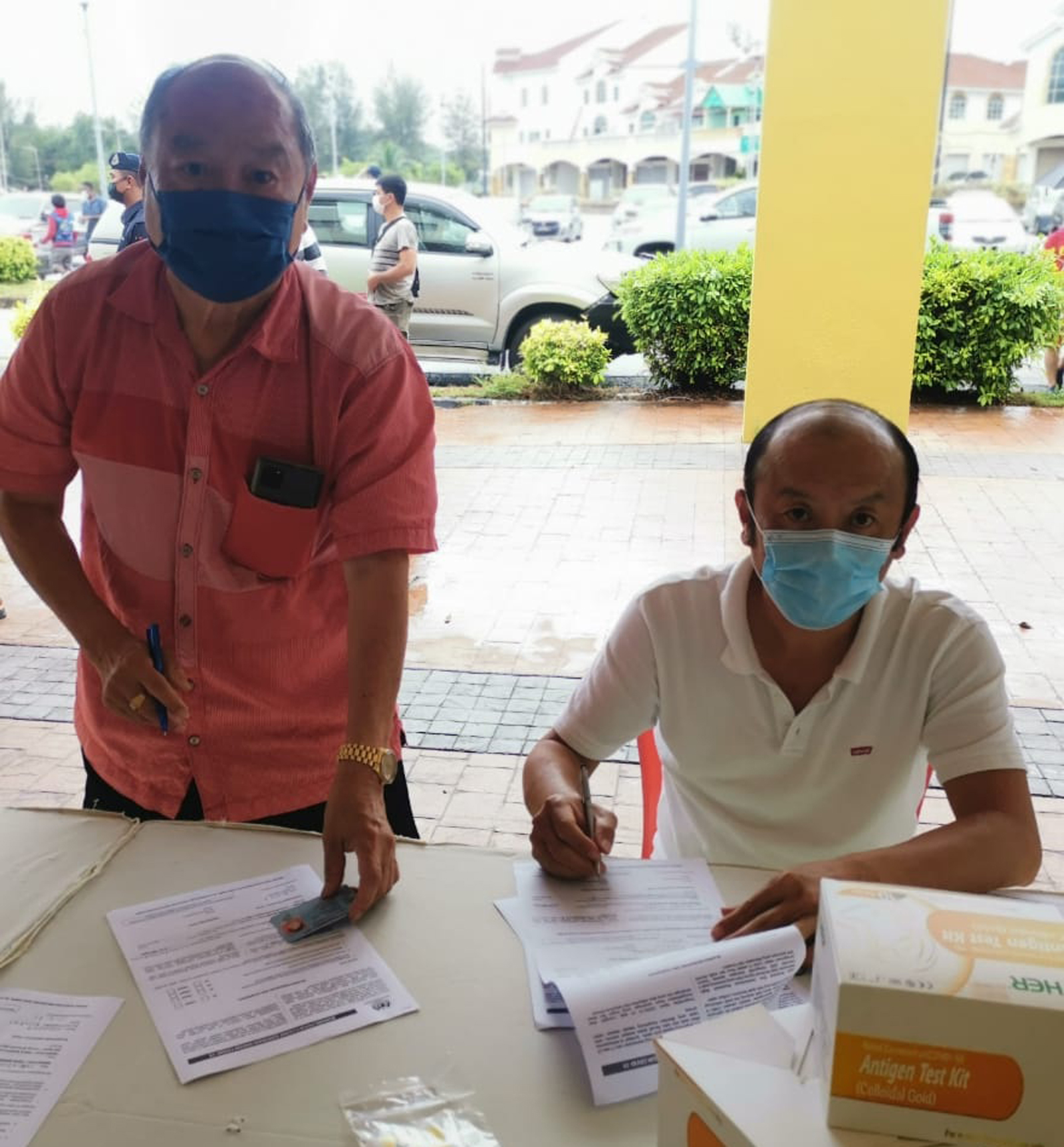 霹：版三内／老板为让外劳接种，还兼做奶爸