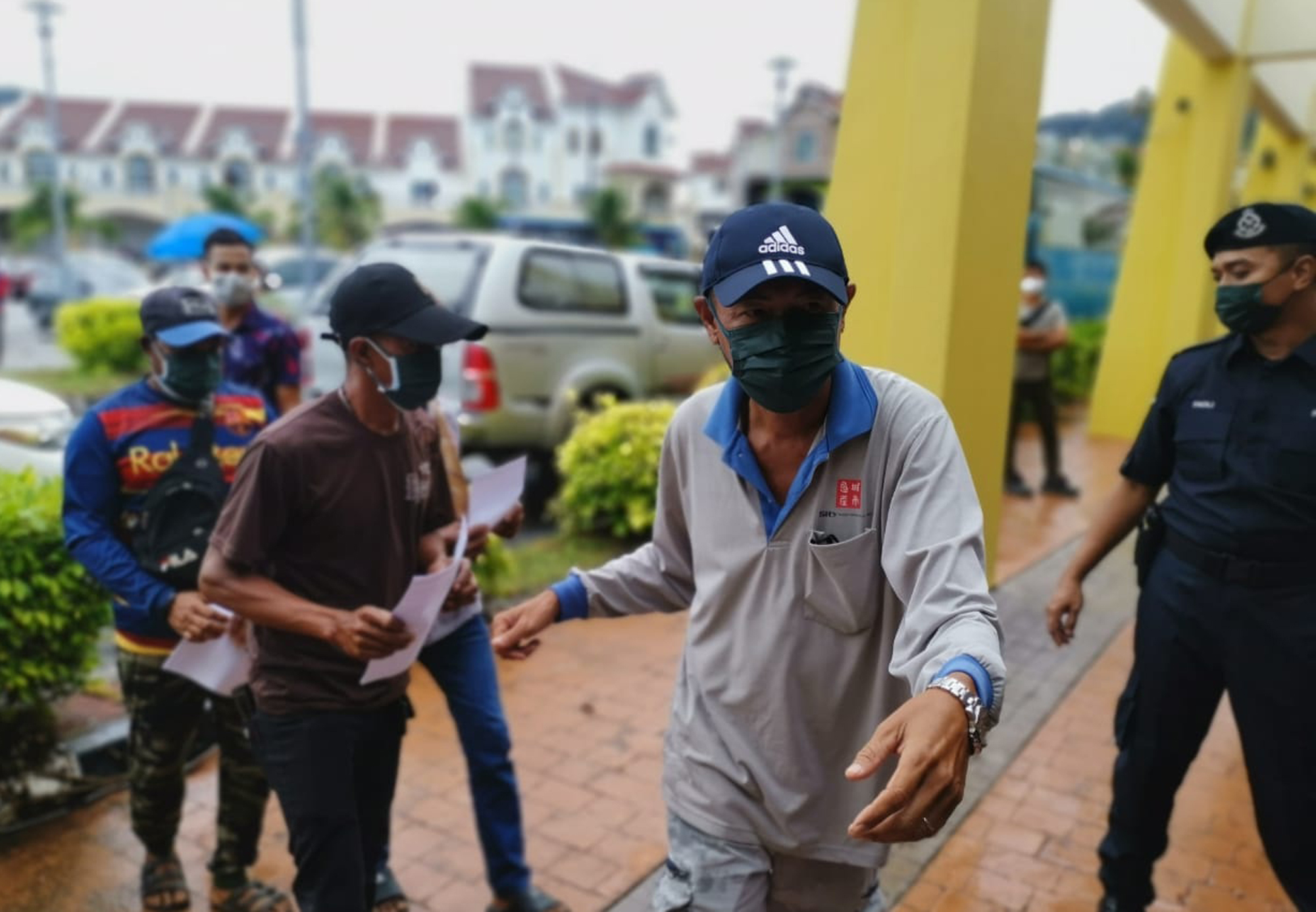 霹：版三内／老板为让外劳接种，还兼做奶爸