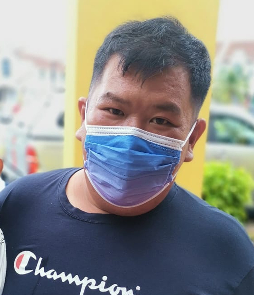 霹：版三内／老板为让外劳接种，还兼做奶爸