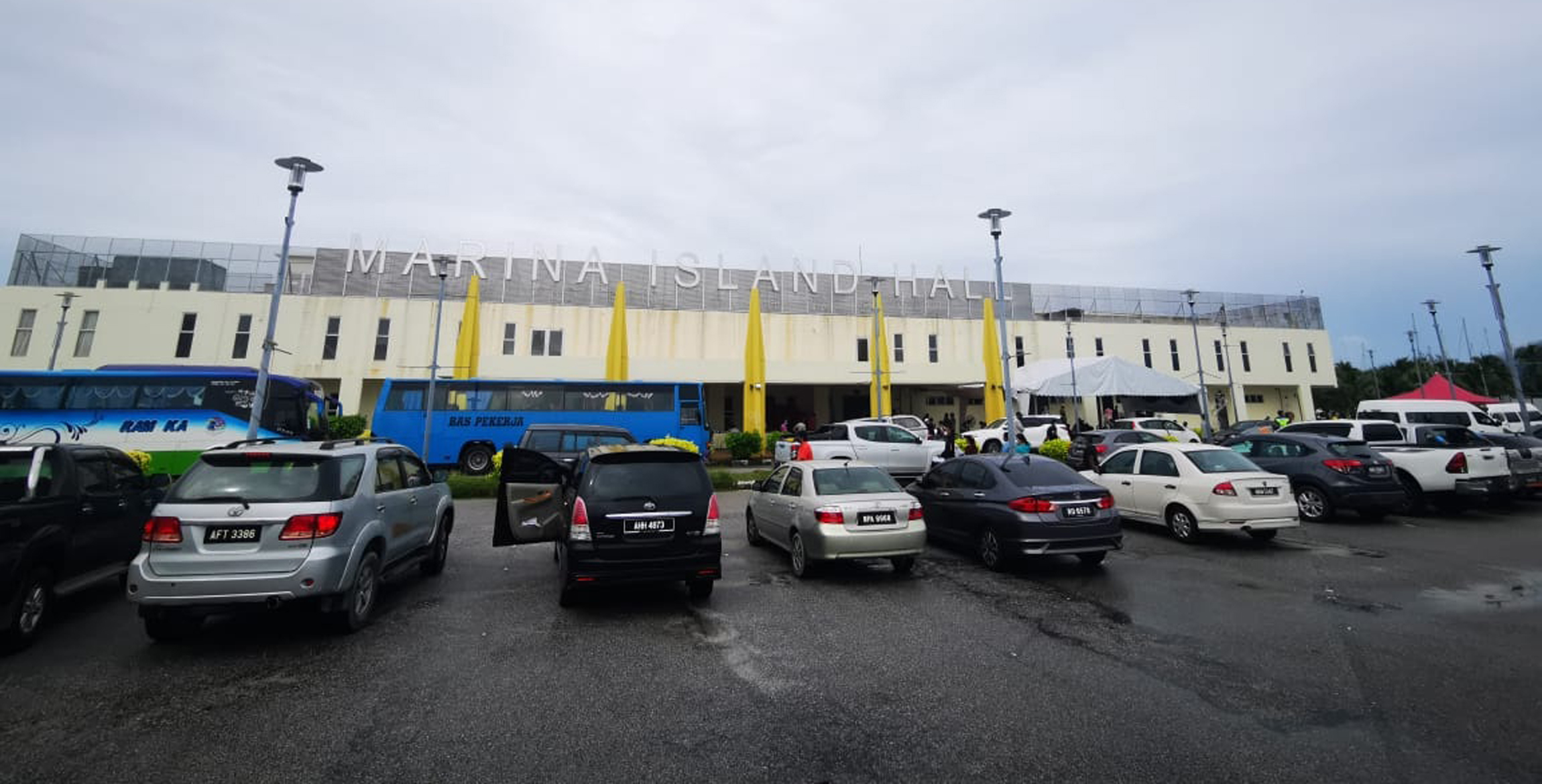 霹：版三内／老板为让外劳接种，还兼做奶爸