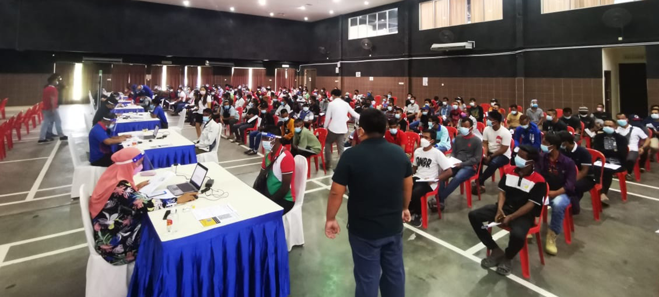 霹：版三内／老板为让外劳接种，还兼做奶爸