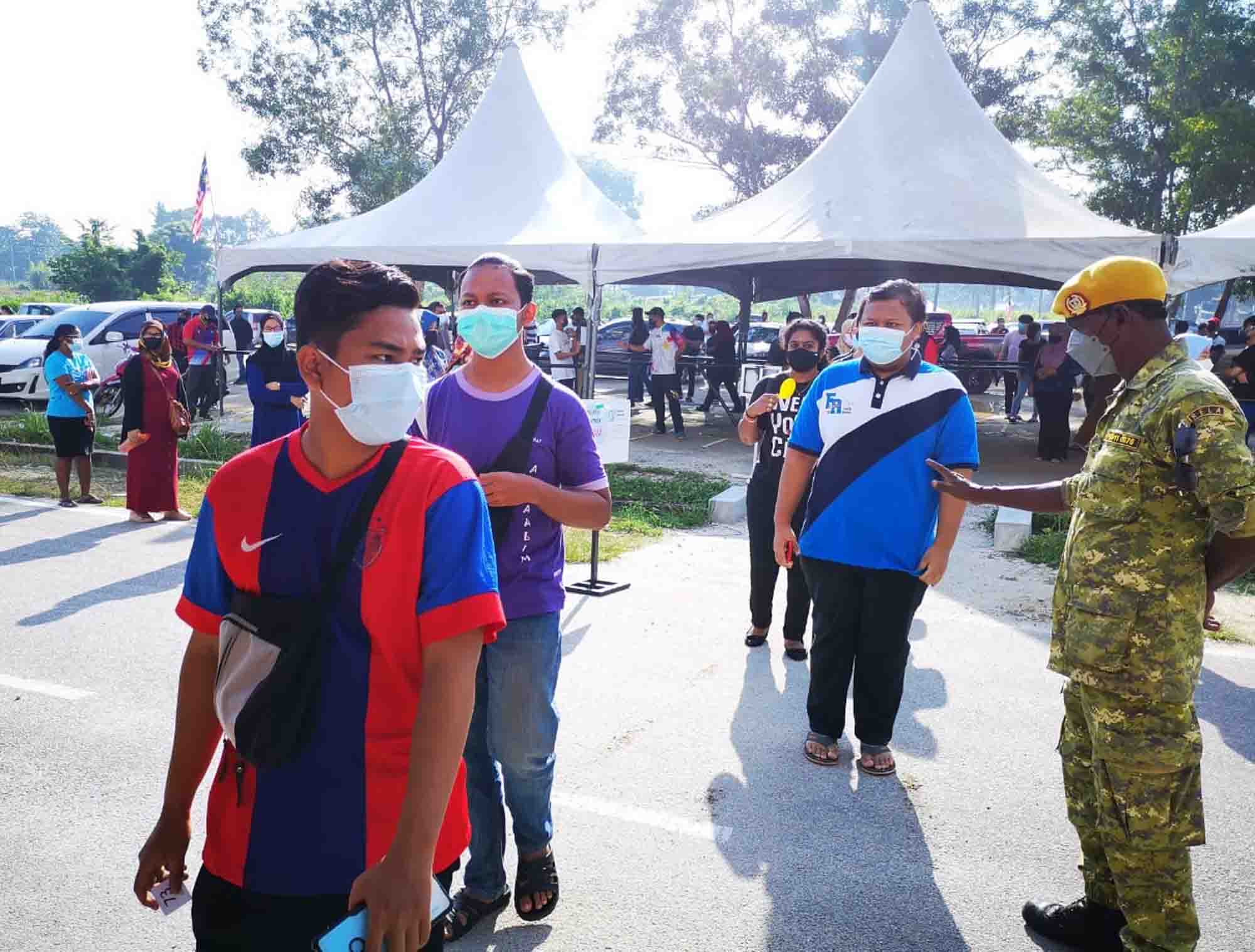 霹:版二内/接种中心加针满足人潮