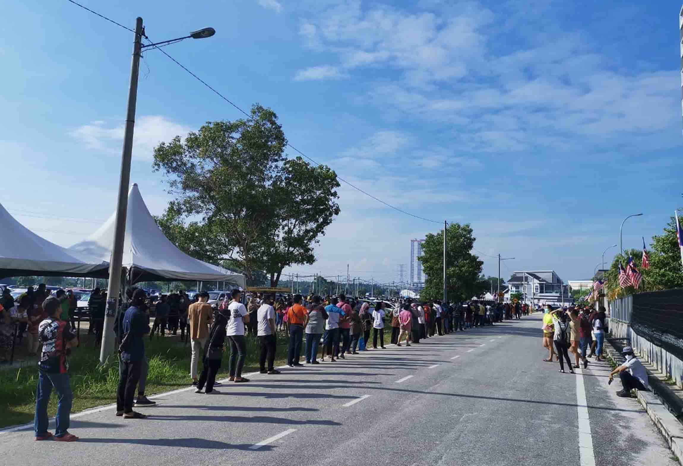 霹:版二内/接种中心加针满足人潮