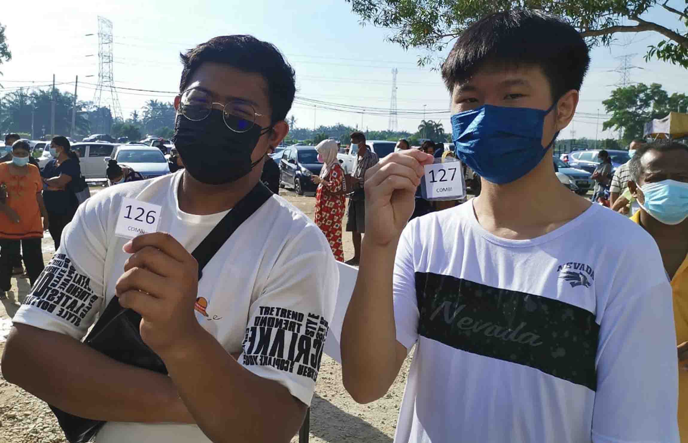 霹:版二内/接种中心加针满足人潮