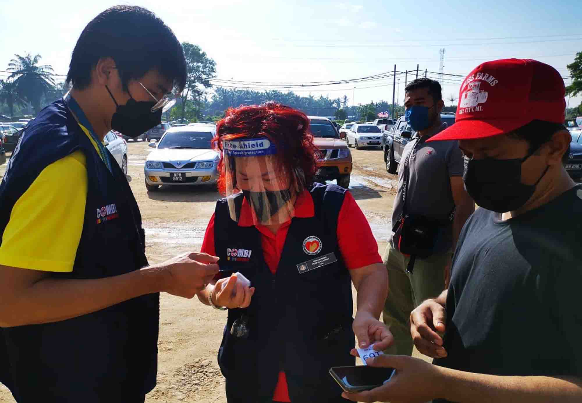 霹:版二内/接种中心加针满足人潮