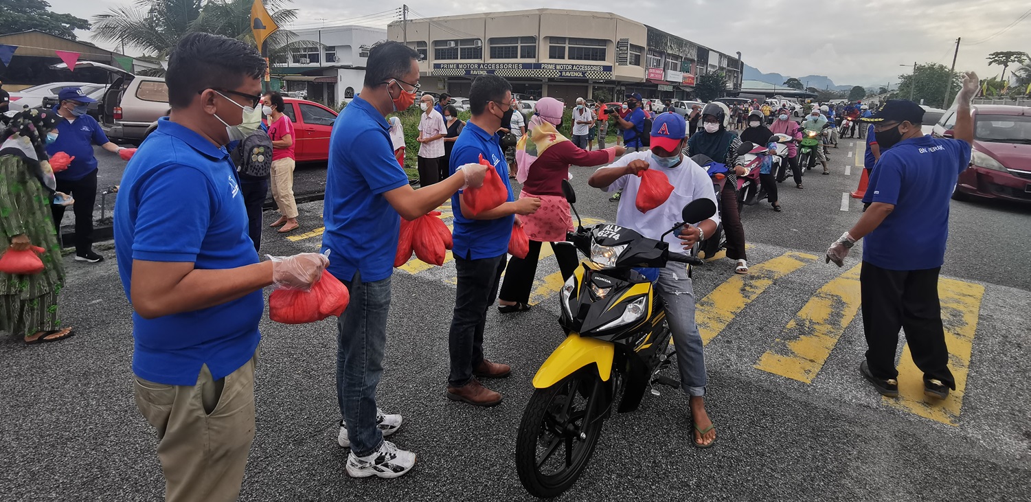 霹:邱文传在孟加兰SPPK巴刹分派鲜鸡给民众