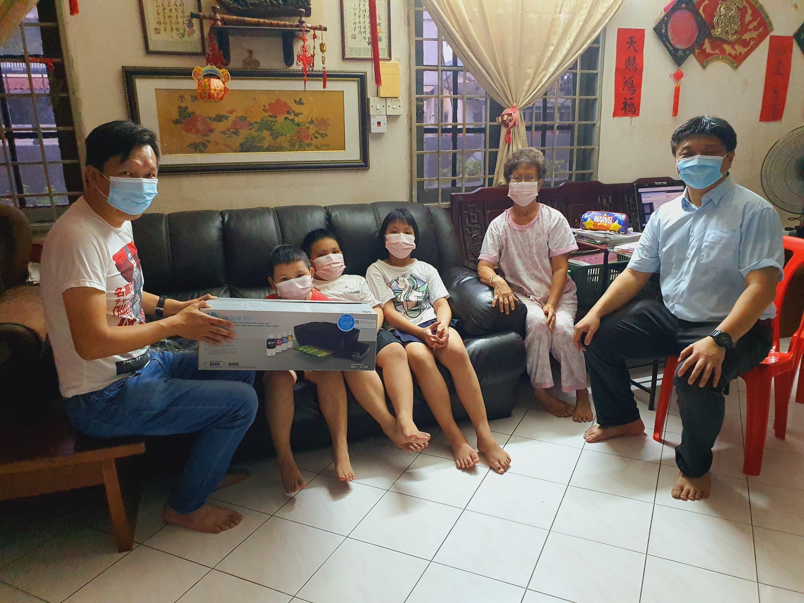 霹:黄文标建议政府赠送打印机给贫穷学生