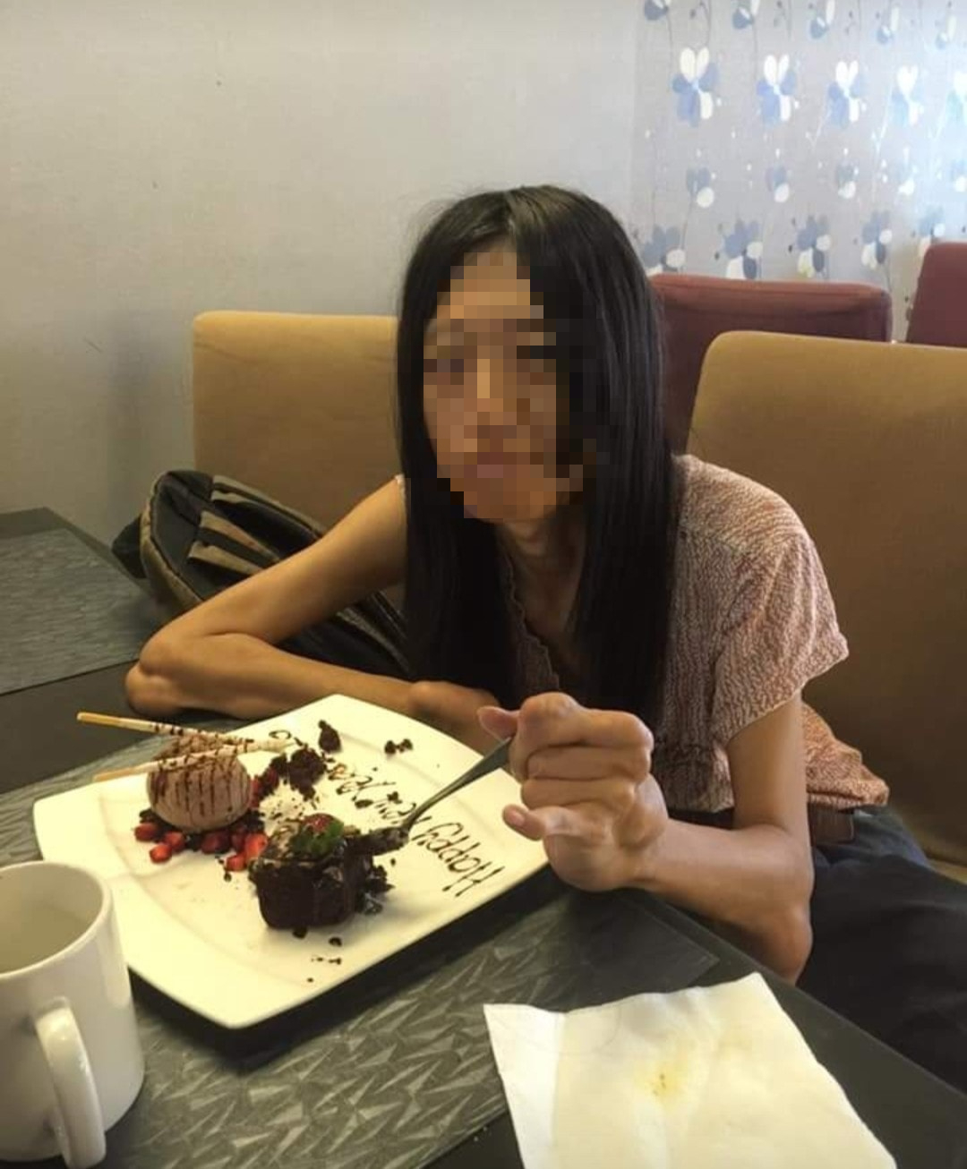 顾客大声追问披萨在哪 | 网民揭女子身份 “她身上发生了我们不知道的事”