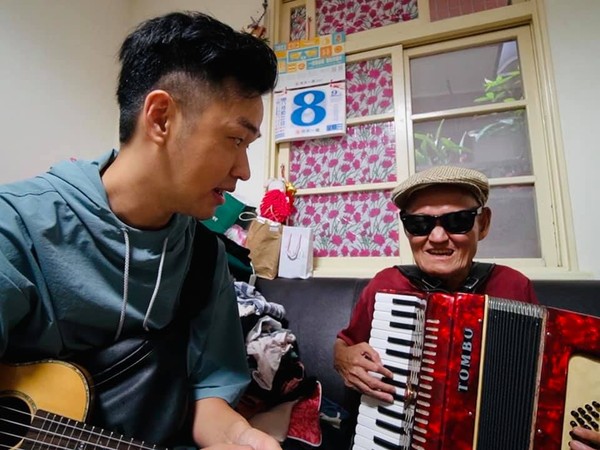 香蕉支付通告费.邀李炳辉拍YouTube影片