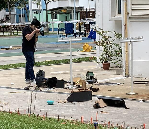 高楼抛下10家电 狂汉拒捕袭警