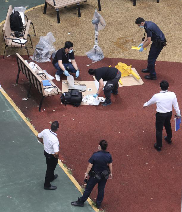 高楼抛下10家电 狂汉拒捕袭警