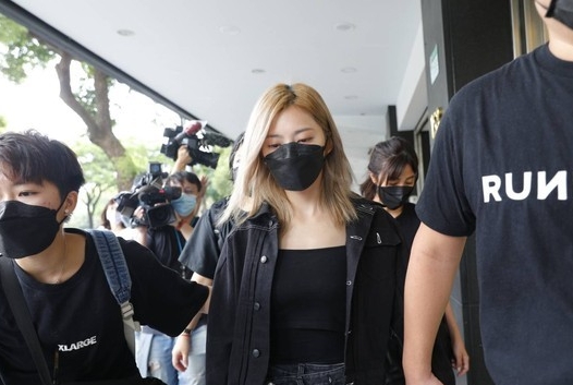 龙劭华灵堂开放吊唁‧杨贵媚泪悼“绯闻男友”