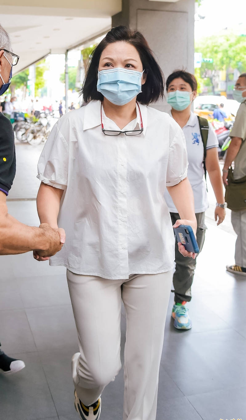 龙劭华灵堂开放吊唁‧杨贵媚泪悼“绯闻男友”