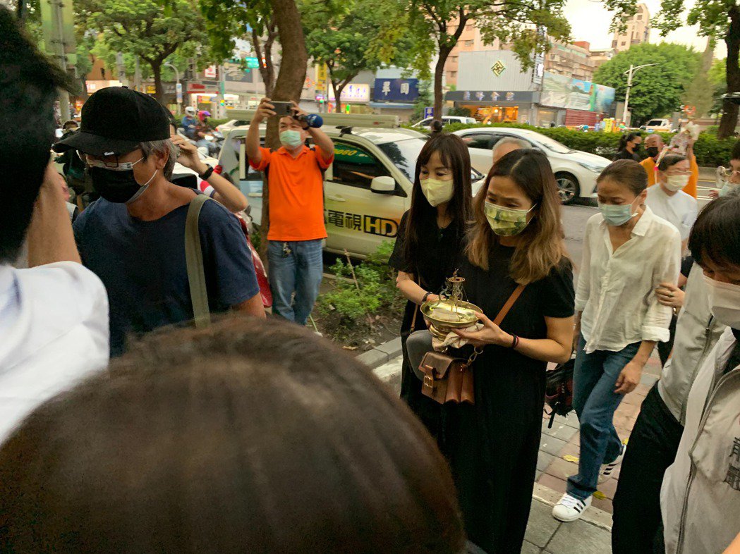 龙劭华猝逝|灵堂明日开放上香