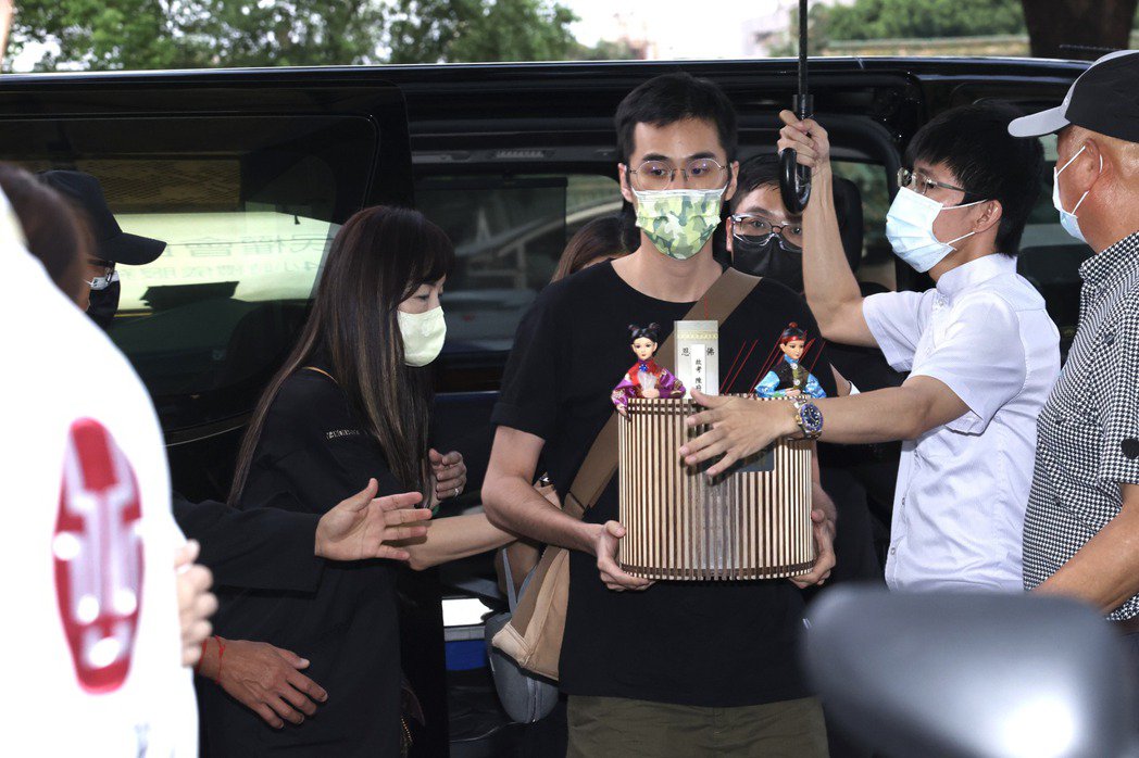 龙劭华猝逝|灵堂明日开放上香