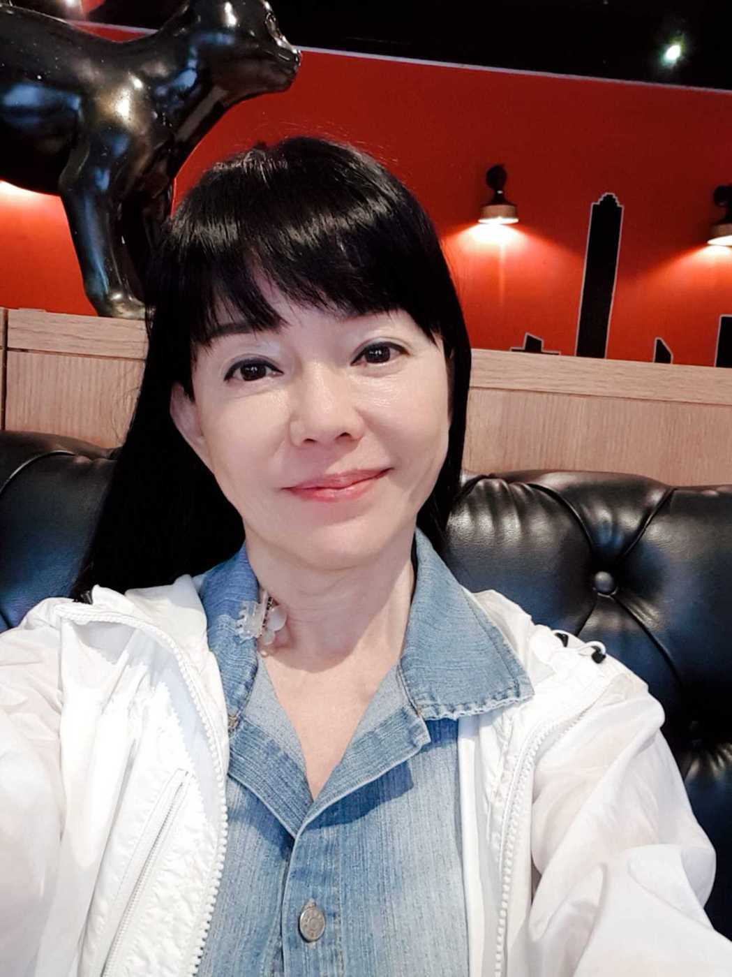 龙劭华猝逝｜“火辣长辈图”悼龙劭华挨轰‧狄莺回呛凡事问心无愧	