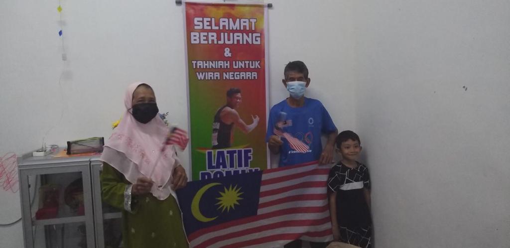 （全国版）阿都拉迪夫摘金 母亲喜极而泣