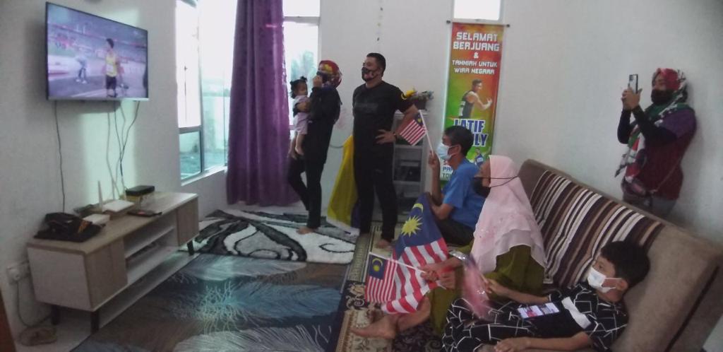 （全国版）阿都拉迪夫摘金 母亲喜极而泣