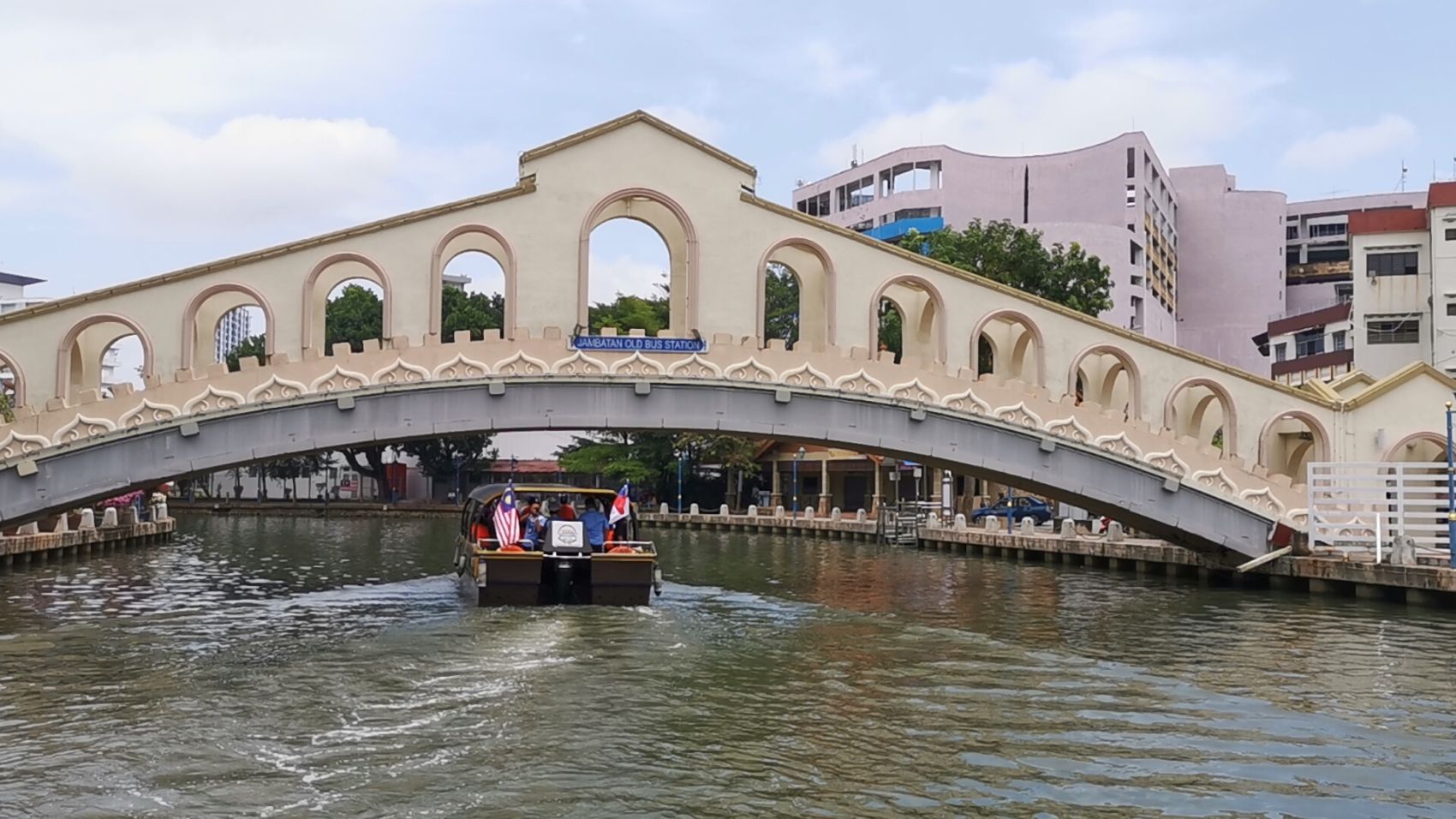 (古城封面主文)旅游业者接种率加快·甲本月杪或10月开放旅游