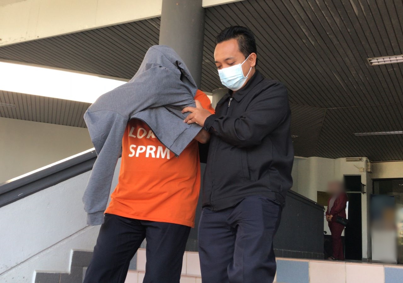 (古城版04)退休警官涉贪被反贪会扣查