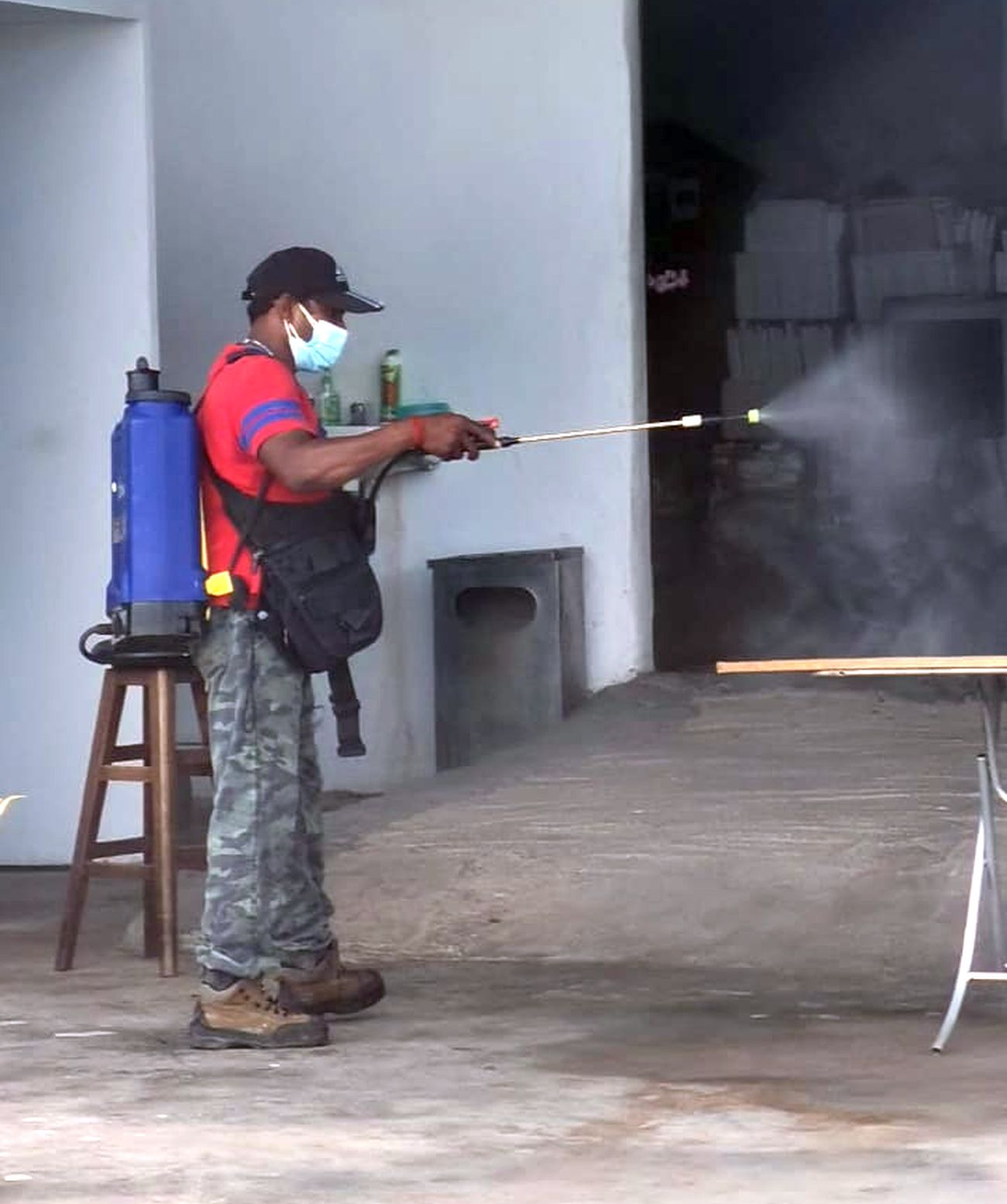 (古城第三版主文)226鱼商和员工戴粉红手环·明天进行PCR检测