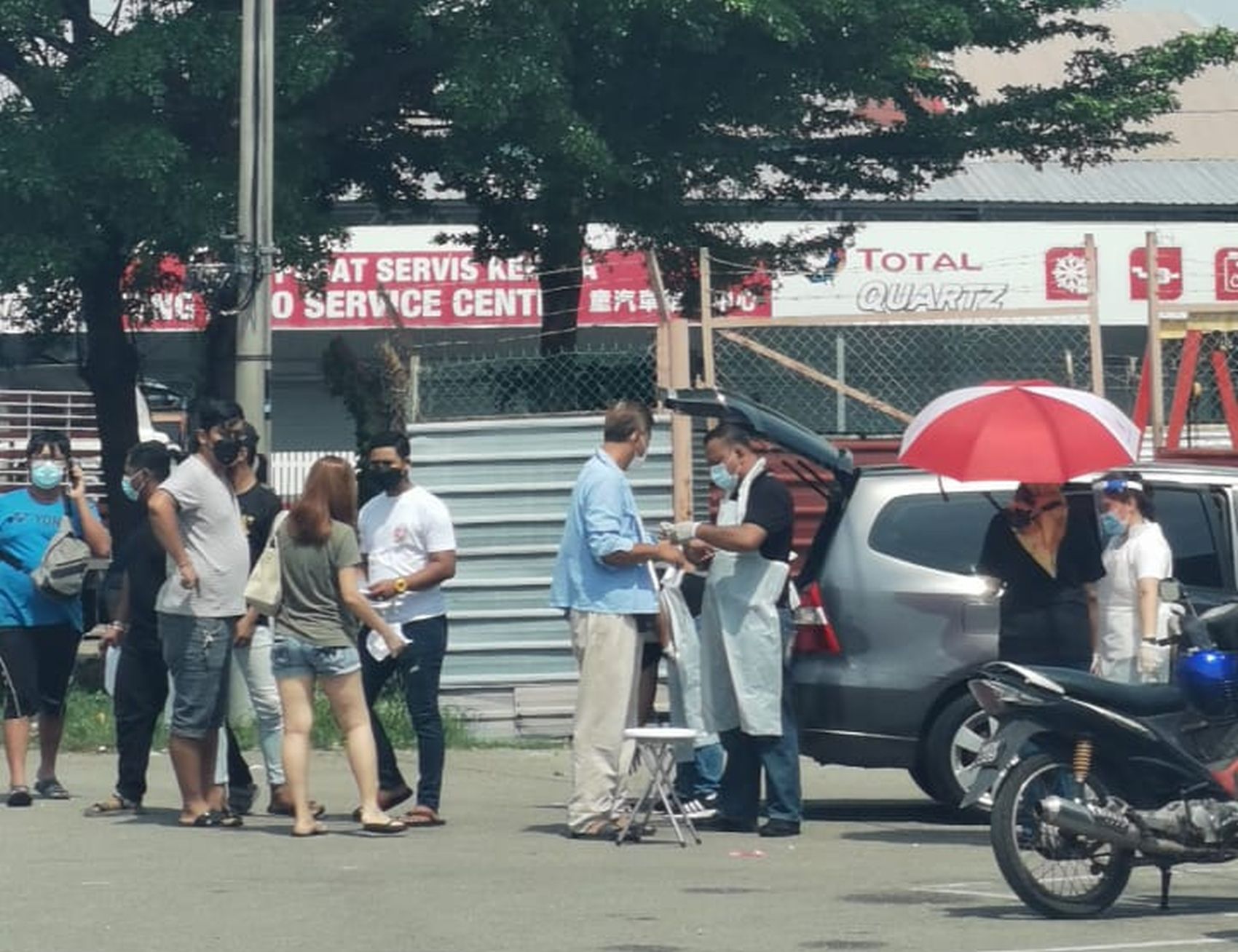 (古城第三版主文)226鱼商和员工戴粉红手环·明天进行PCR检测