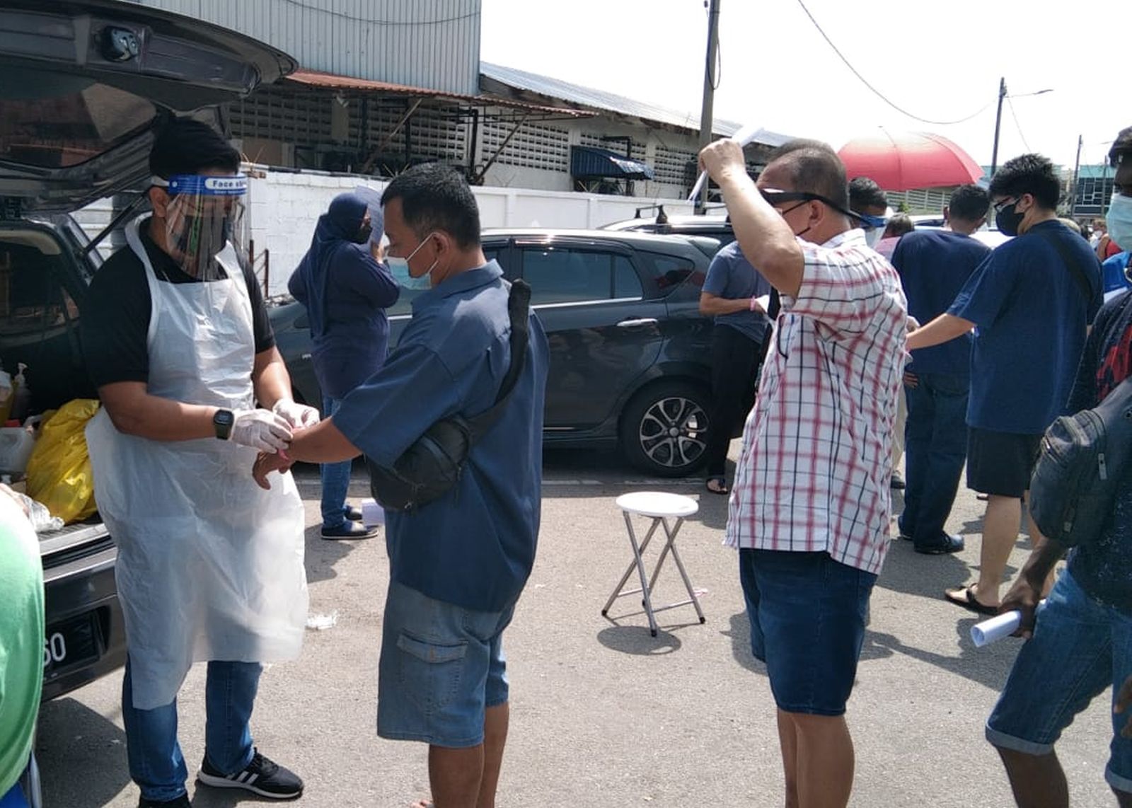 (古城第三版主文)226鱼商和员工戴粉红手环·明天进行PCR检测