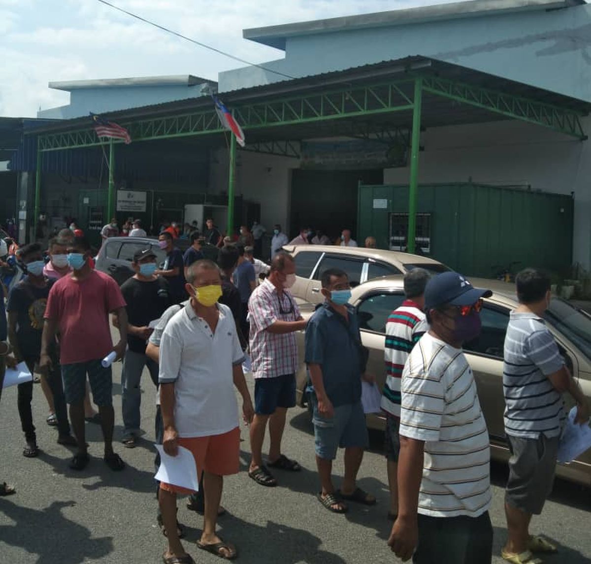 (古城第三版主文)226鱼商和员工戴粉红手环·明天进行PCR检测