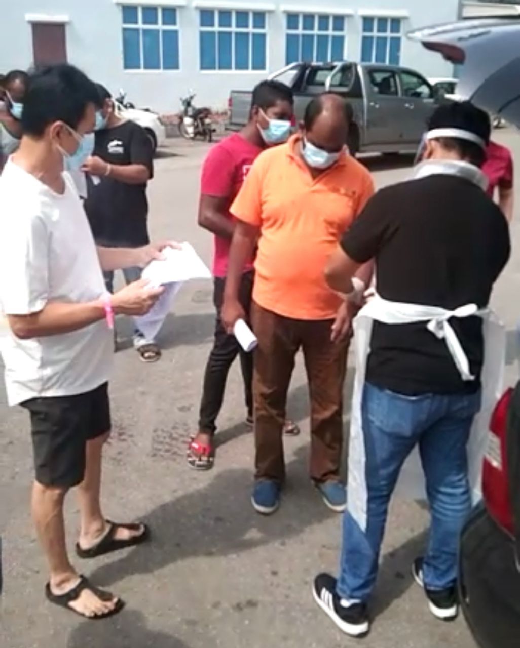 (古城第三版主文)226鱼商和员工戴粉红手环·明天进行PCR检测