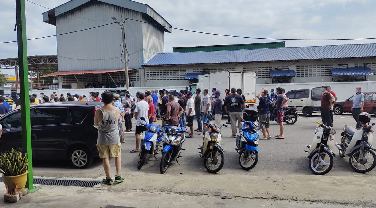 (古城第三版主文)226鱼商和员工戴粉红手环·明天进行PCR检测