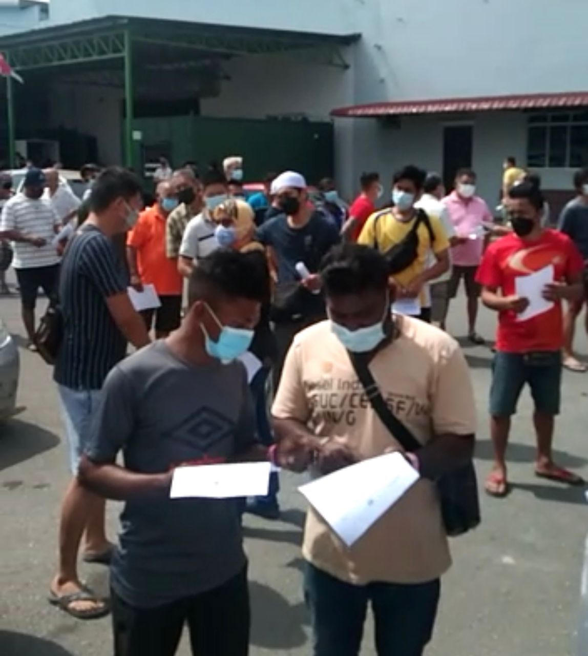 (古城第三版主文)226鱼商和员工戴粉红手环·明天进行PCR检测