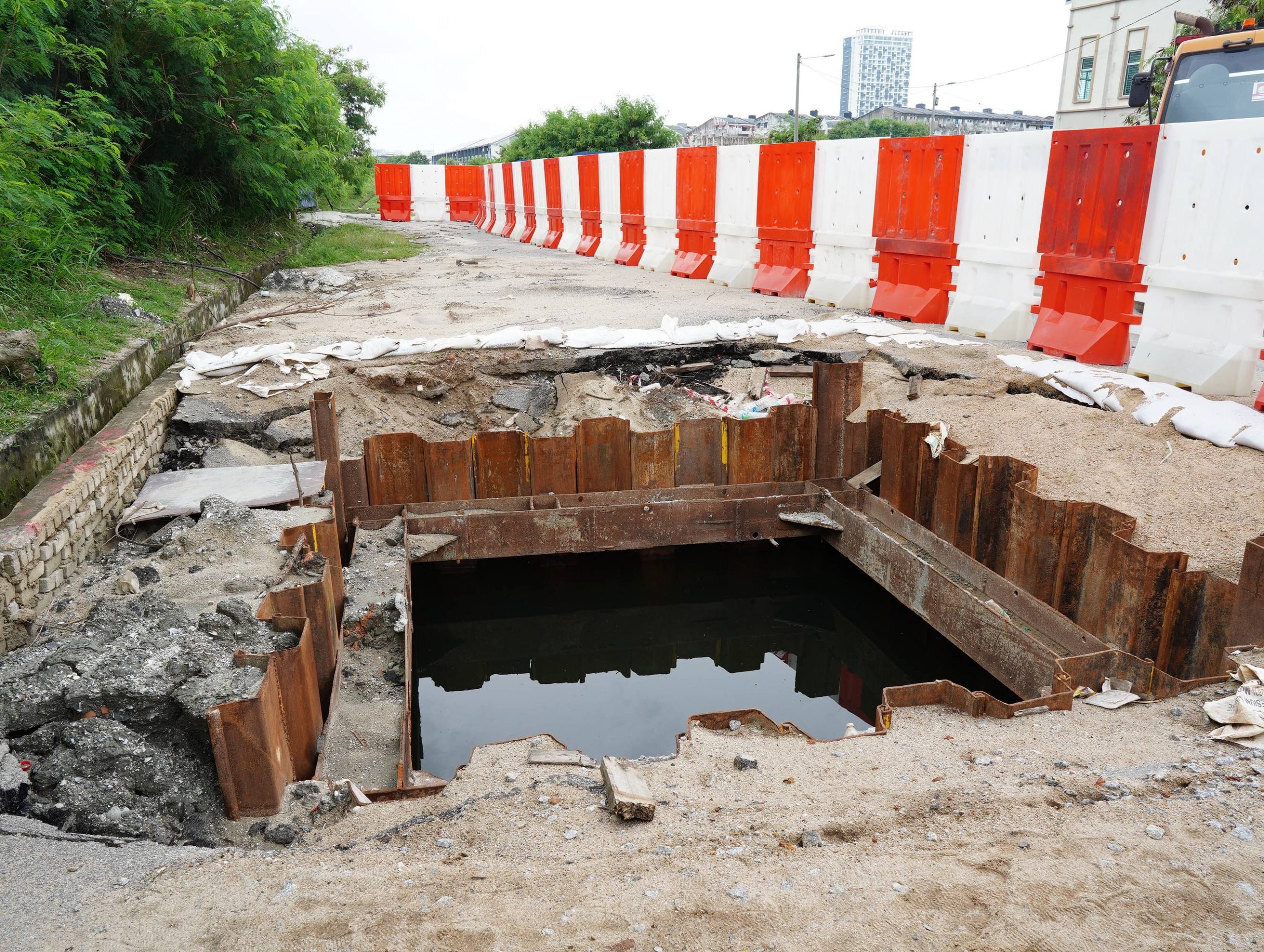 （古城第三版主文）哥打拉沙马那再也2路部分道路封路，民众受促使用替代道路