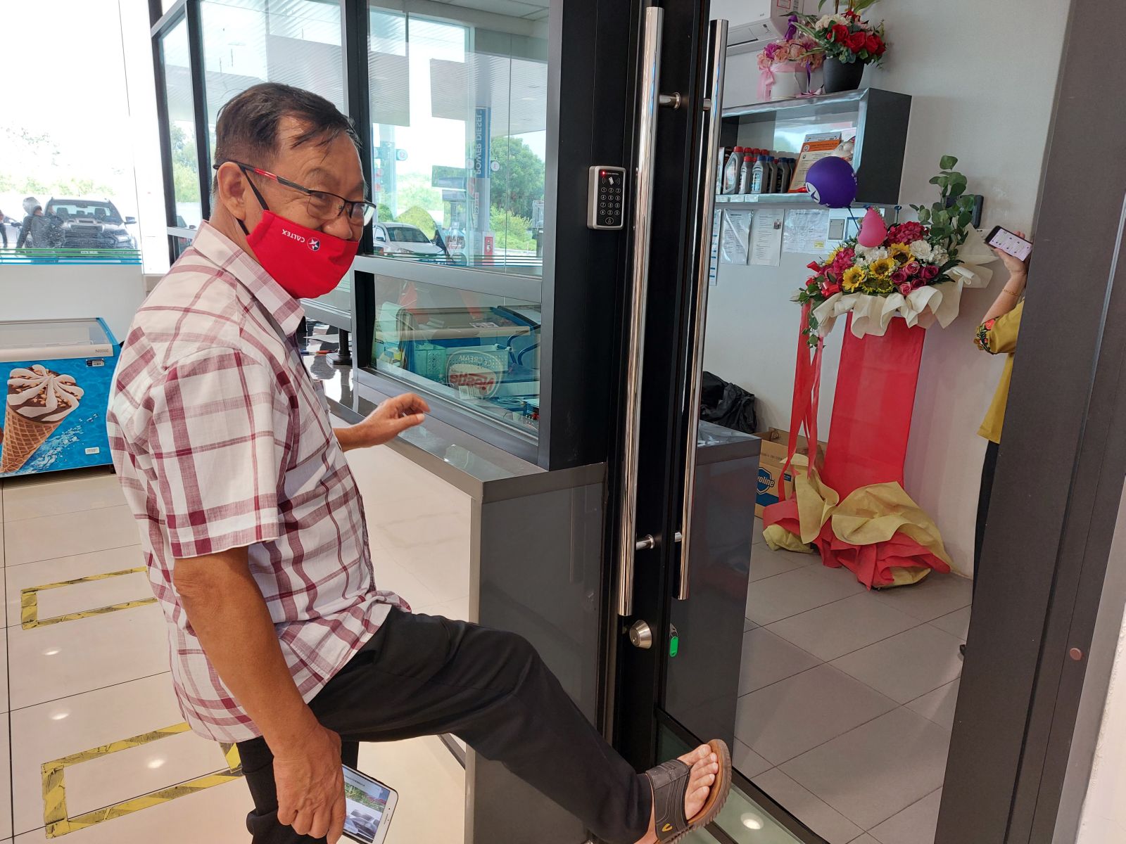 （古城第二版主文）独行匪开车拉倒便利店的门进入干案