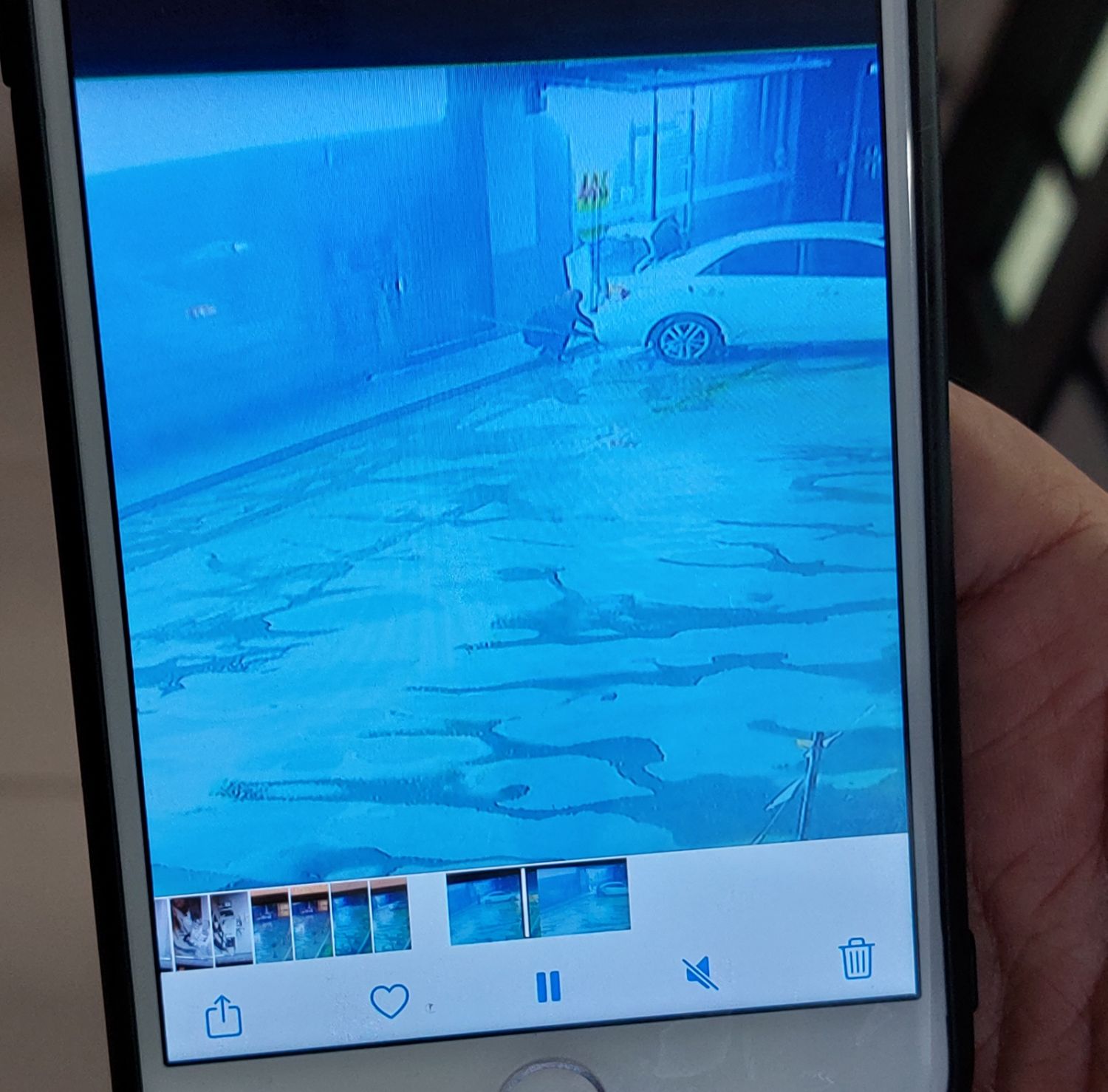 （古城第二版主文）独行匪开车拉倒便利店的门进入干案