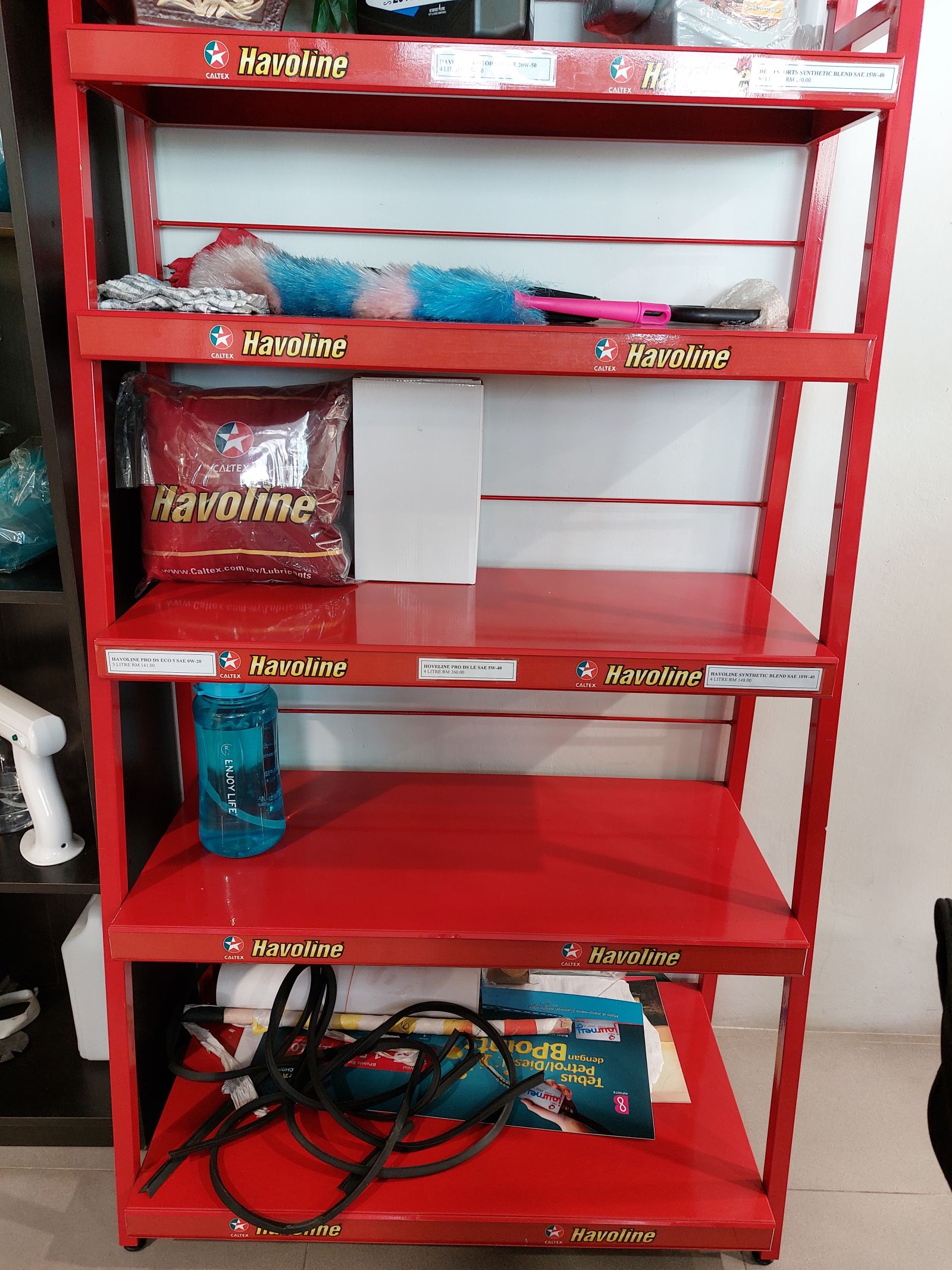 （古城第二版主文）独行匪开车拉倒便利店的门进入干案