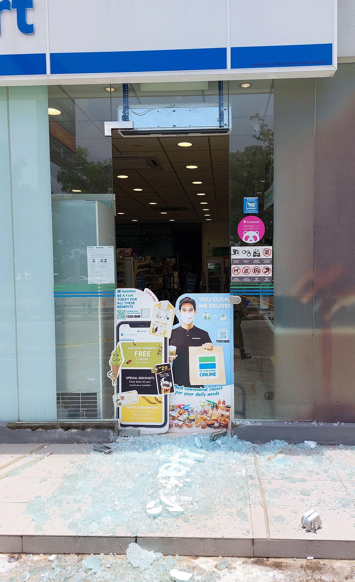 （古城第二版主文）独行匪开车拉倒便利店的门进入干案