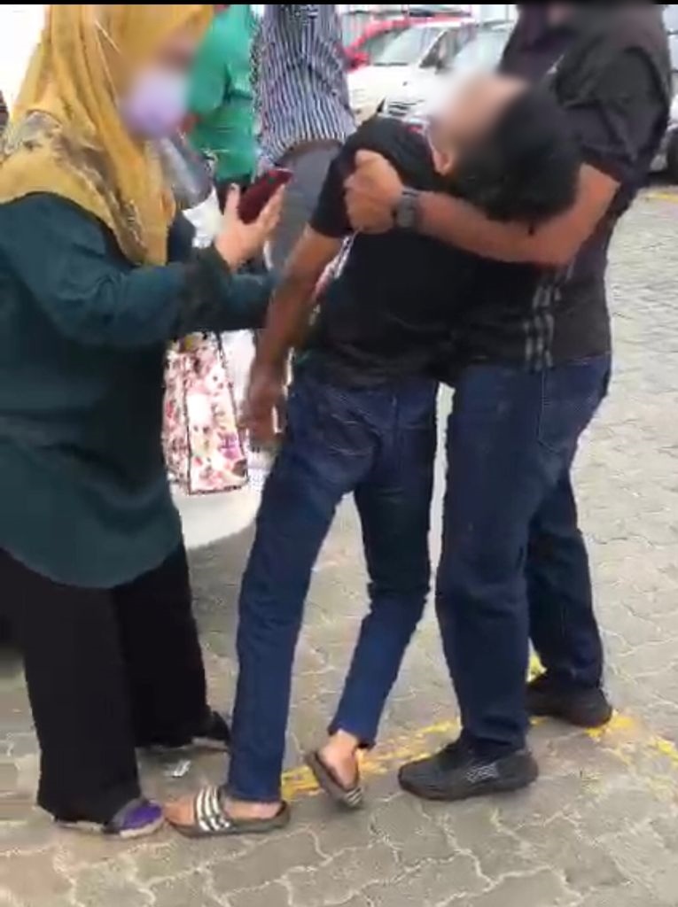 (古城第二版)少年相信怕打针,接种中心外昏厥