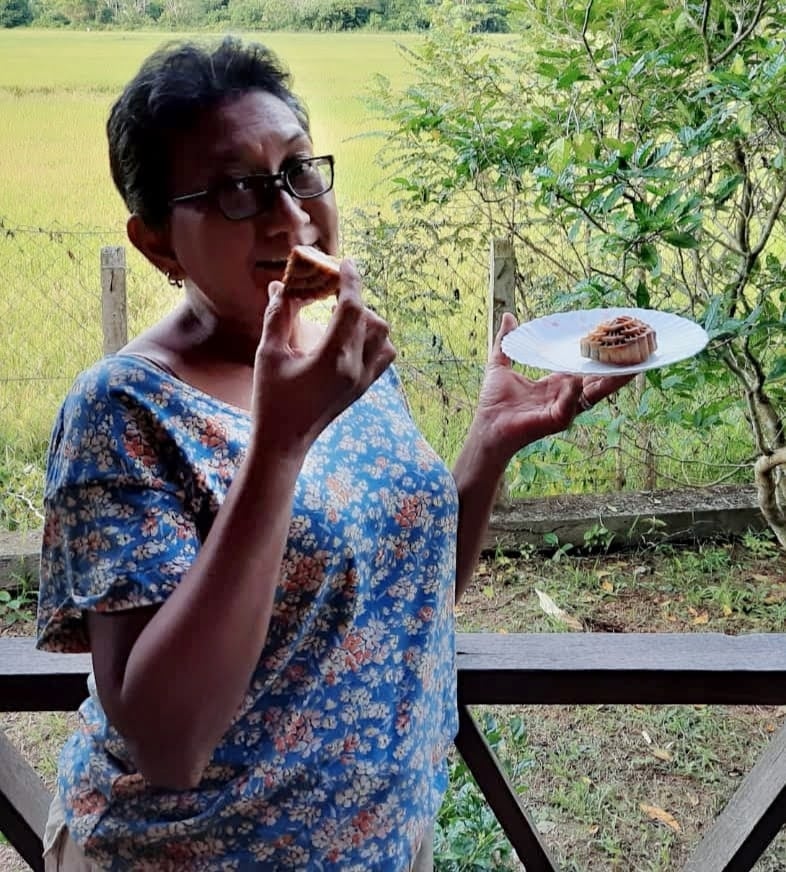 （大北马）吴子达卖的不只是月饼，而是人情味十足的向非华裔宣扬中华文化传统食物