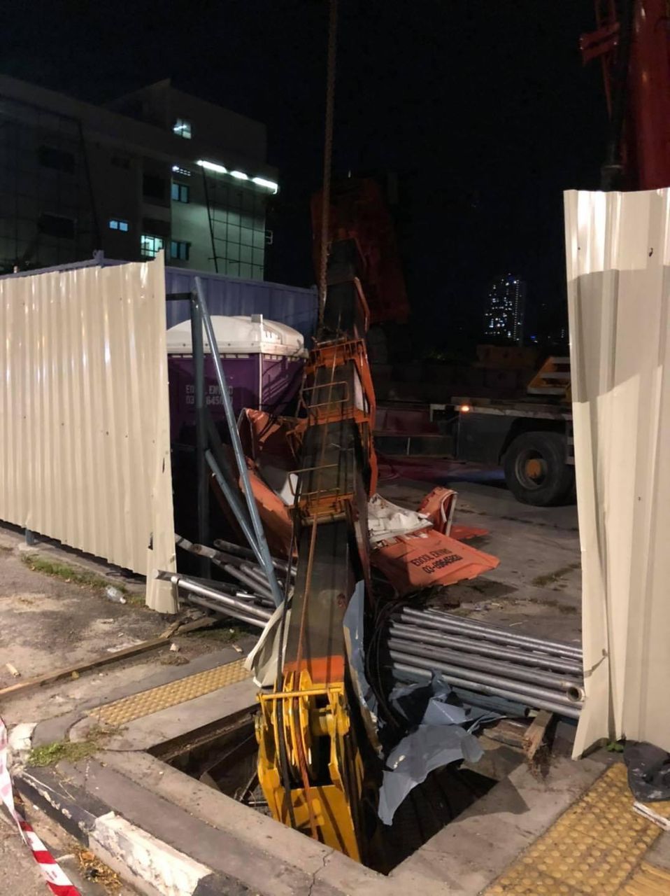 (大北马)起重机吊臂塌下 幸没造成伤亡