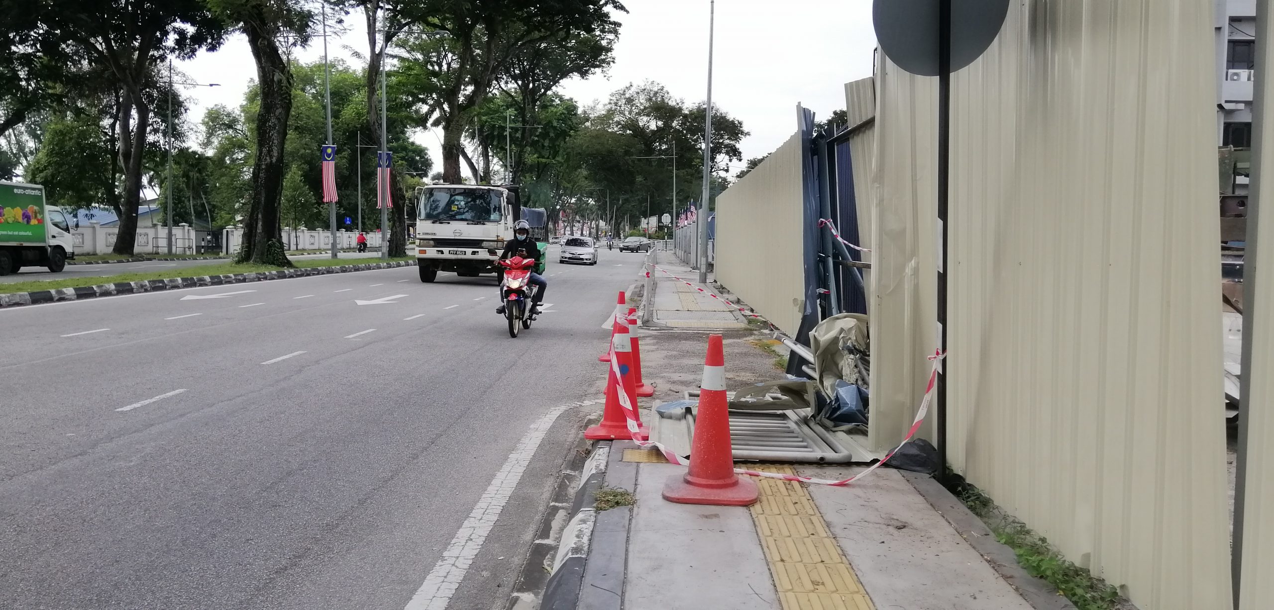 (大北马)起重机吊臂塌下 幸没造成伤亡