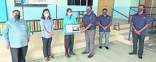 (大北马)OCBC Al-Amin捐赠价值2万令吉的笔记本电脑给20名学生