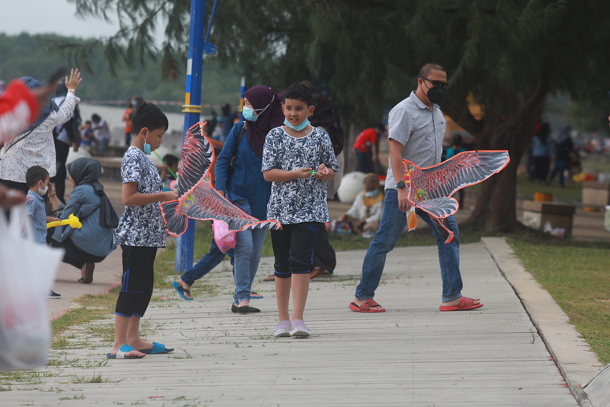 (大都会)下雨无阻民众到摩立海滩/11图1视频
